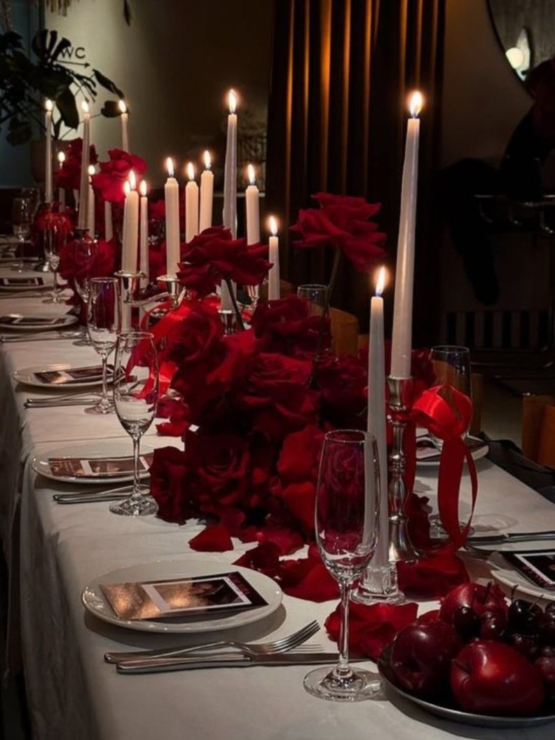Стол со свечами и красными розами