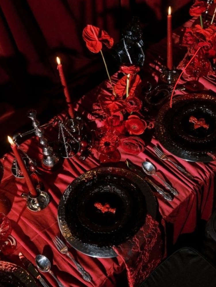 Сервировка в чёрно-красных тонах