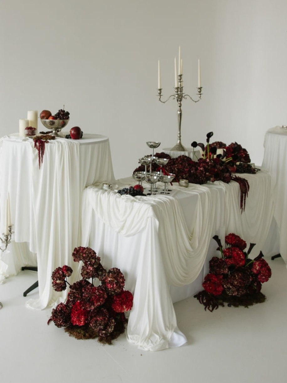 Элегантный стол с бургунди цветами